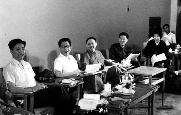 朱永嘉：我所认识的张姚王张春桥初次与张春桥见面时，他正居于上海，全面负责着写作组