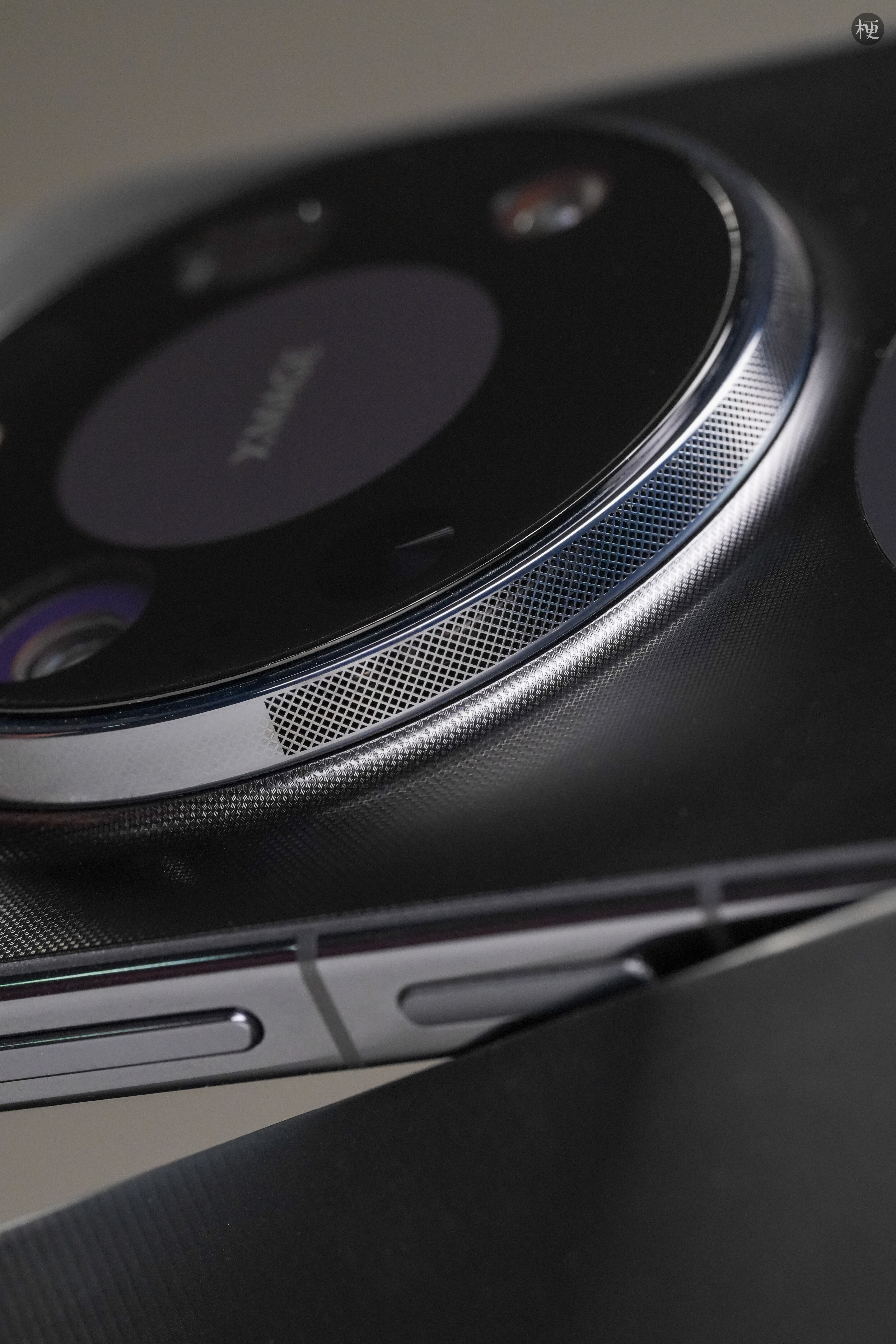 感受一下微距镜头下的华为Mate80ProMax风驰版，堪称艺术品！120