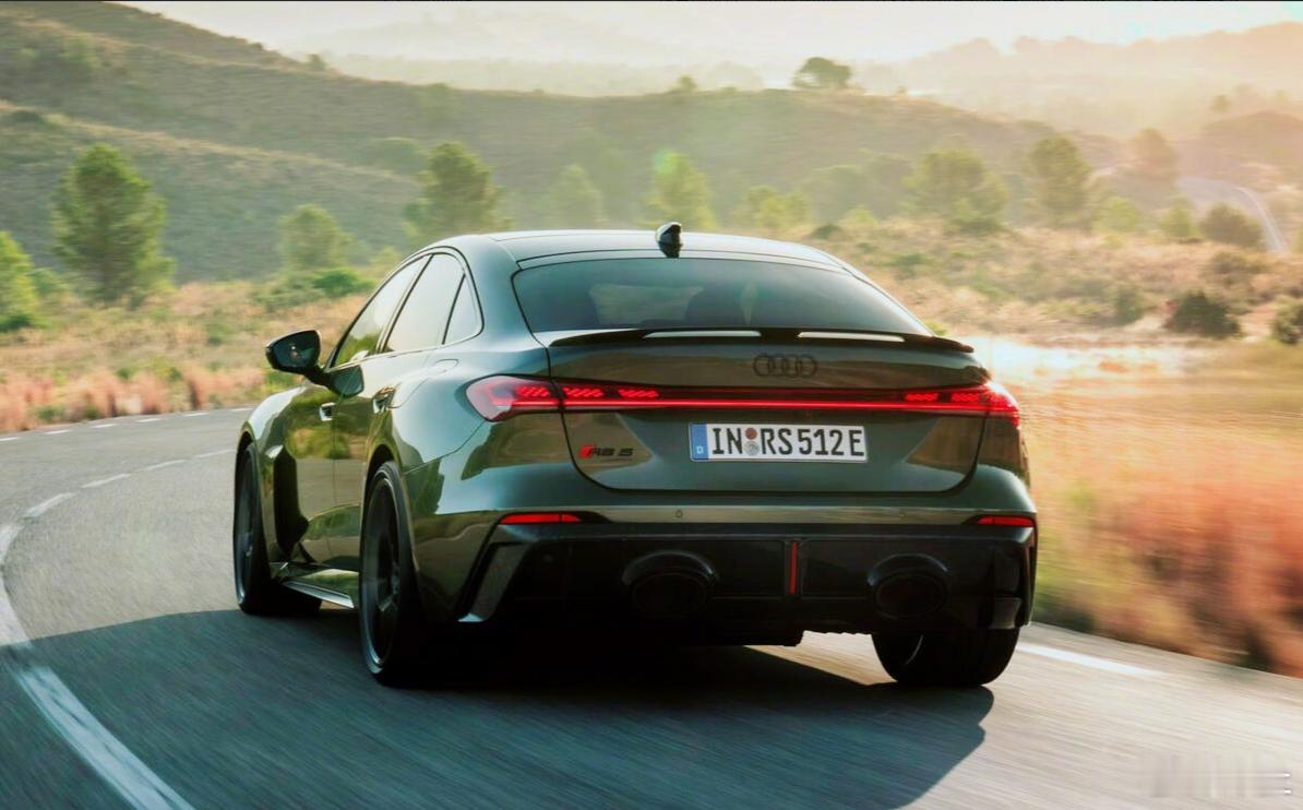 全新一代奥迪RS5正式发布了，这一代会同时提供轿车版和旅行版车型，相应的RS4也