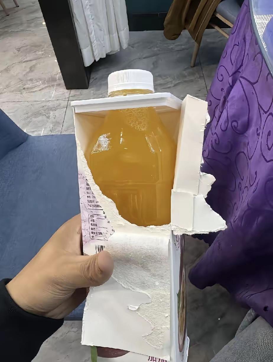 人靠衣装，佛靠金装，如今这道理，连饮料厂家都玩得明明白白。也告诉我们一个道理：