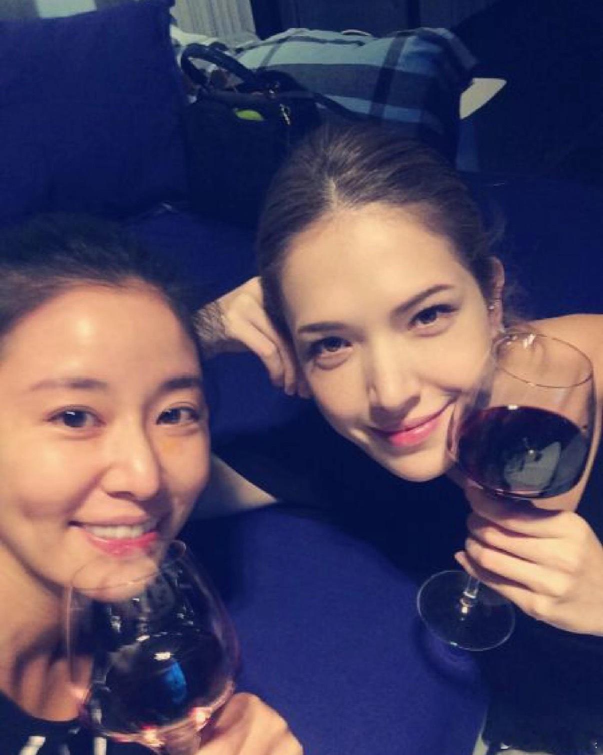 林心如在邱泽许玮甯婚礼光脚跳舞林心如和许玮甯的关系真的是顶好顶好了，不然也不能这