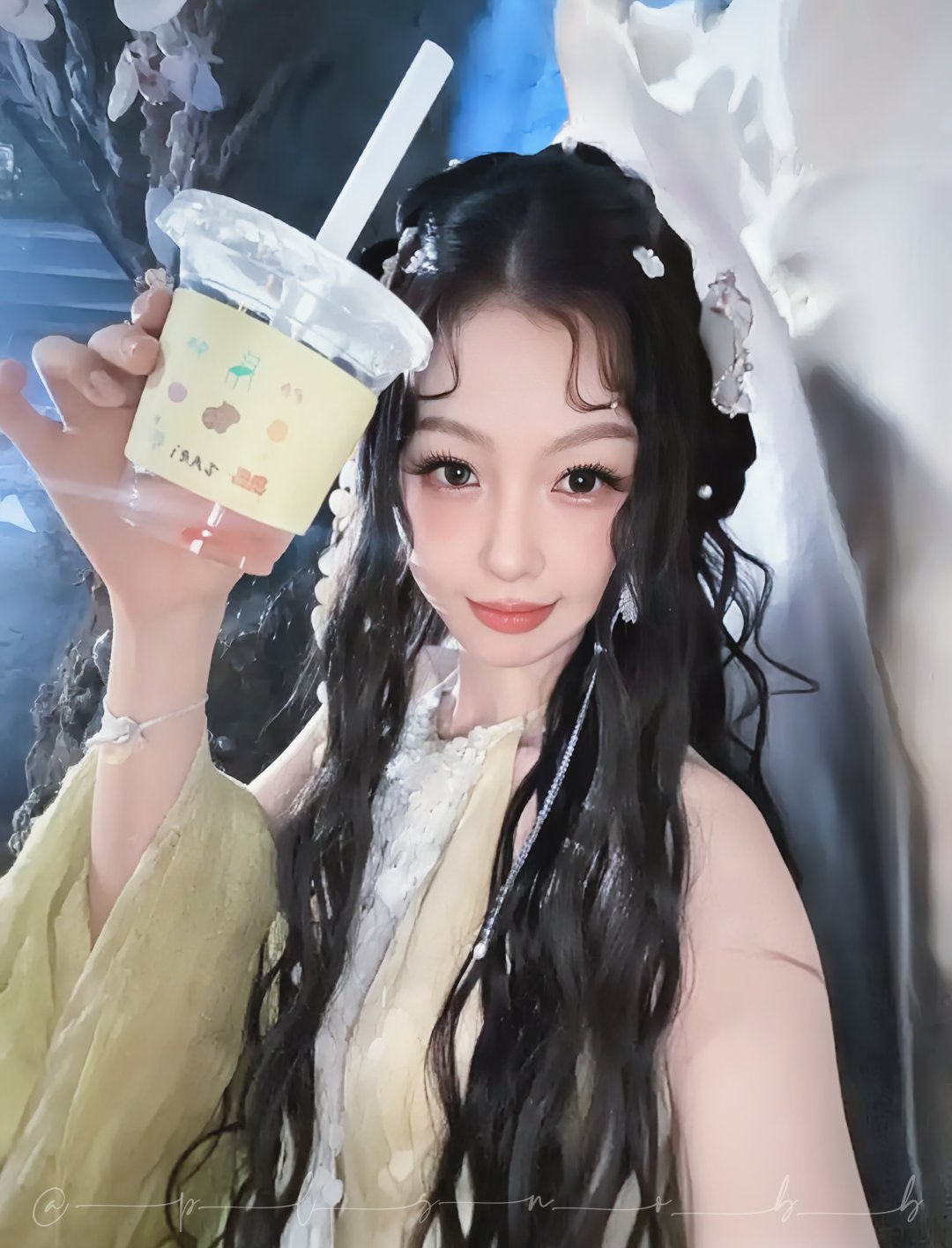 一切工作安排以小欣箱通知为准，但一堆本子等着虞书欣档期这事是真的，接不接要按虞总行程来。我们都不急，