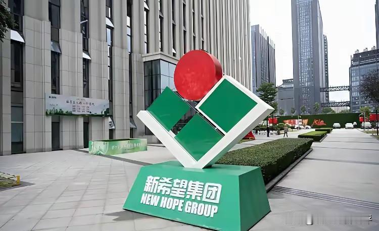 新希望集团终于坐不住了！在面对记者质疑的的时候，表示：上市公司与绿捷不存在任何股