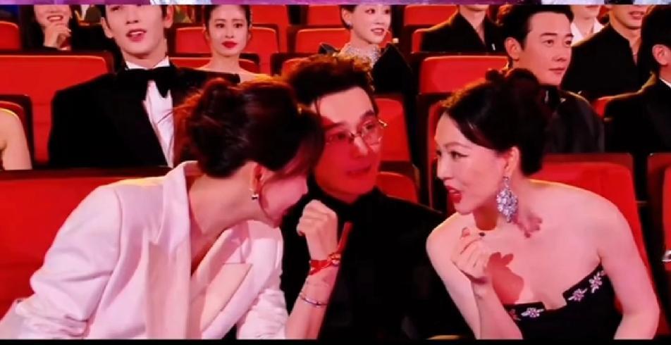 黄晓明这次可能真的有点无奈。他怎么也不会想到，坐在两位女演员中间，却完全