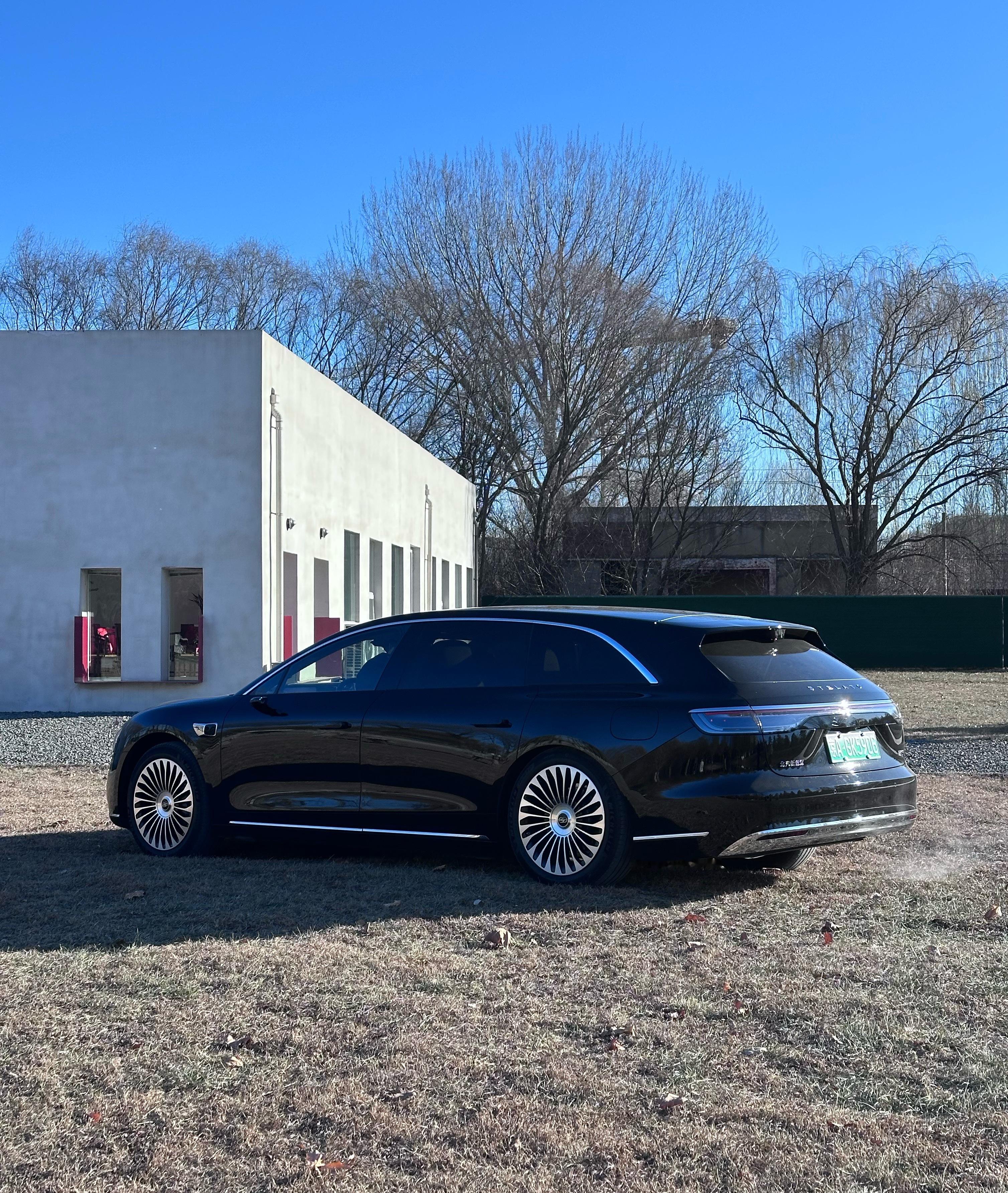 鸿蒙智行享界S9太香了在大草坪路与一台享界S9T旅行版真好看呀这次它把零重力座