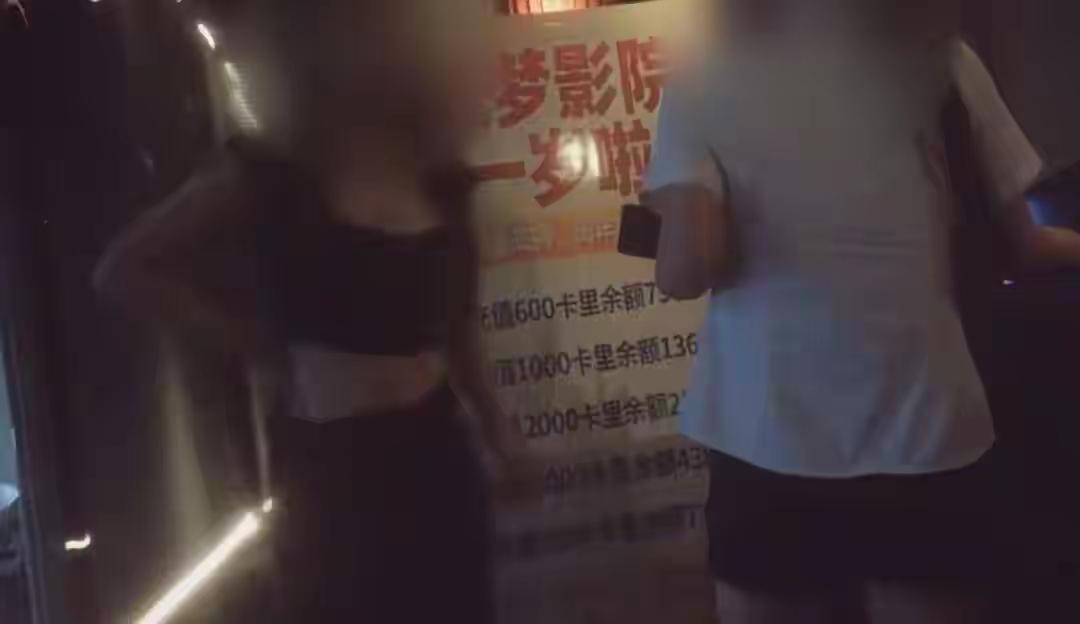 暗访多地私人影院推299元女孩陪侍套餐说句实在话，这就是个打擦边球的灰色地带。无
