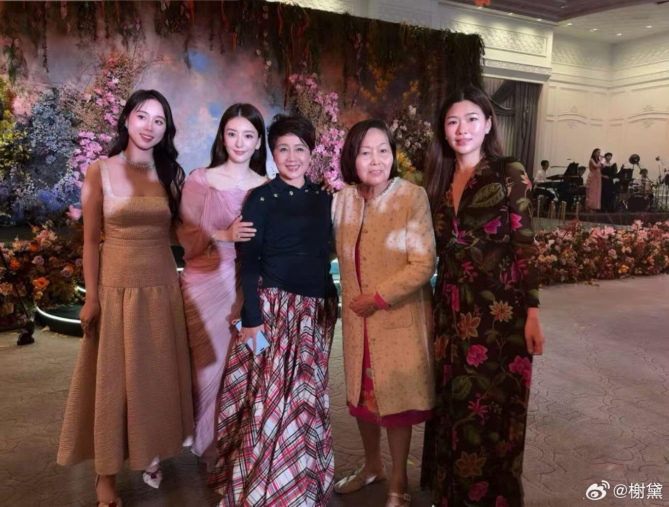 方媛如果不是嫁给郭富城，她也不能站在四太旁边。四太这种不会和人随便合影的，怕被拿合照去诈骗。高攀的意