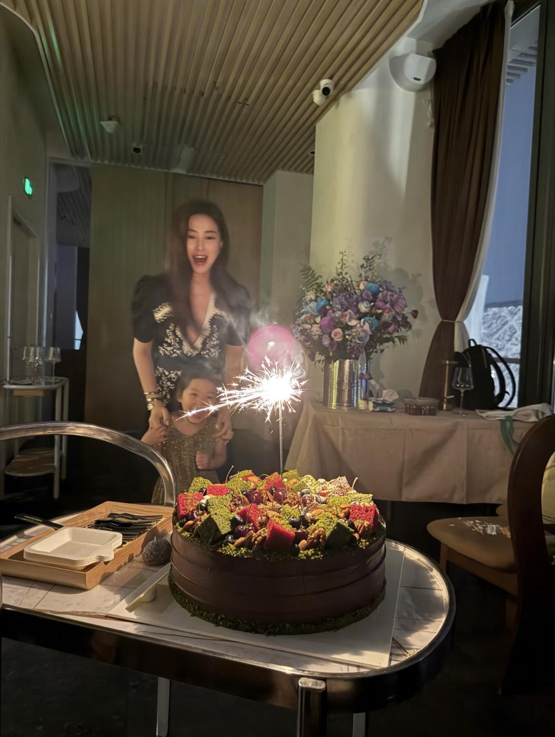 朱珠晒生日宴照片，网友一眼看出是刘亦菲拍的。画质是安卓手机的画质，自成一派的拍摄