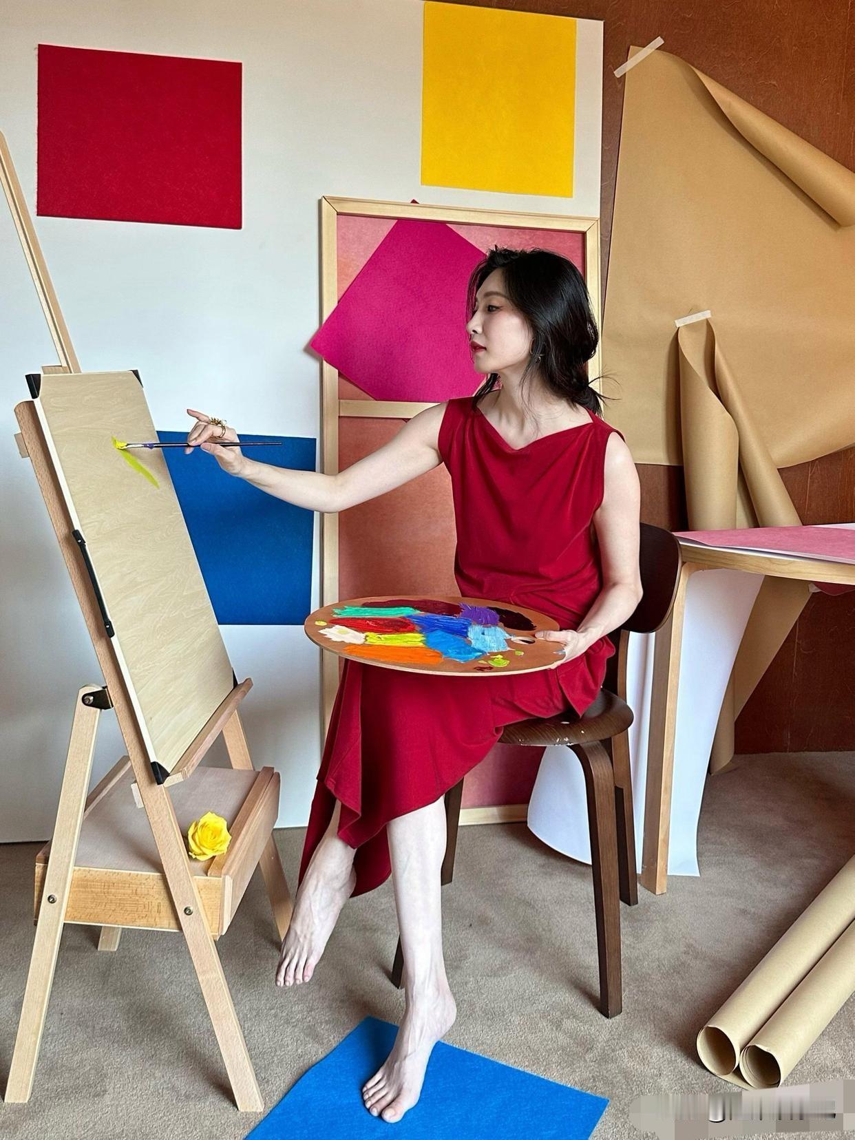 江疏影脱掉鞋子，在画班前坐姿优雅笑起来特别妩媚！