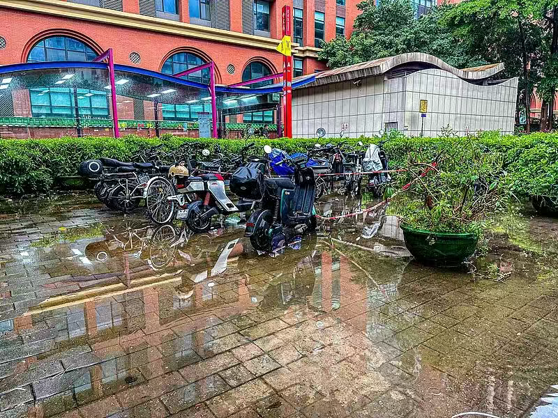 一瞬间手被烧黑 只因忽视这个充电细节!