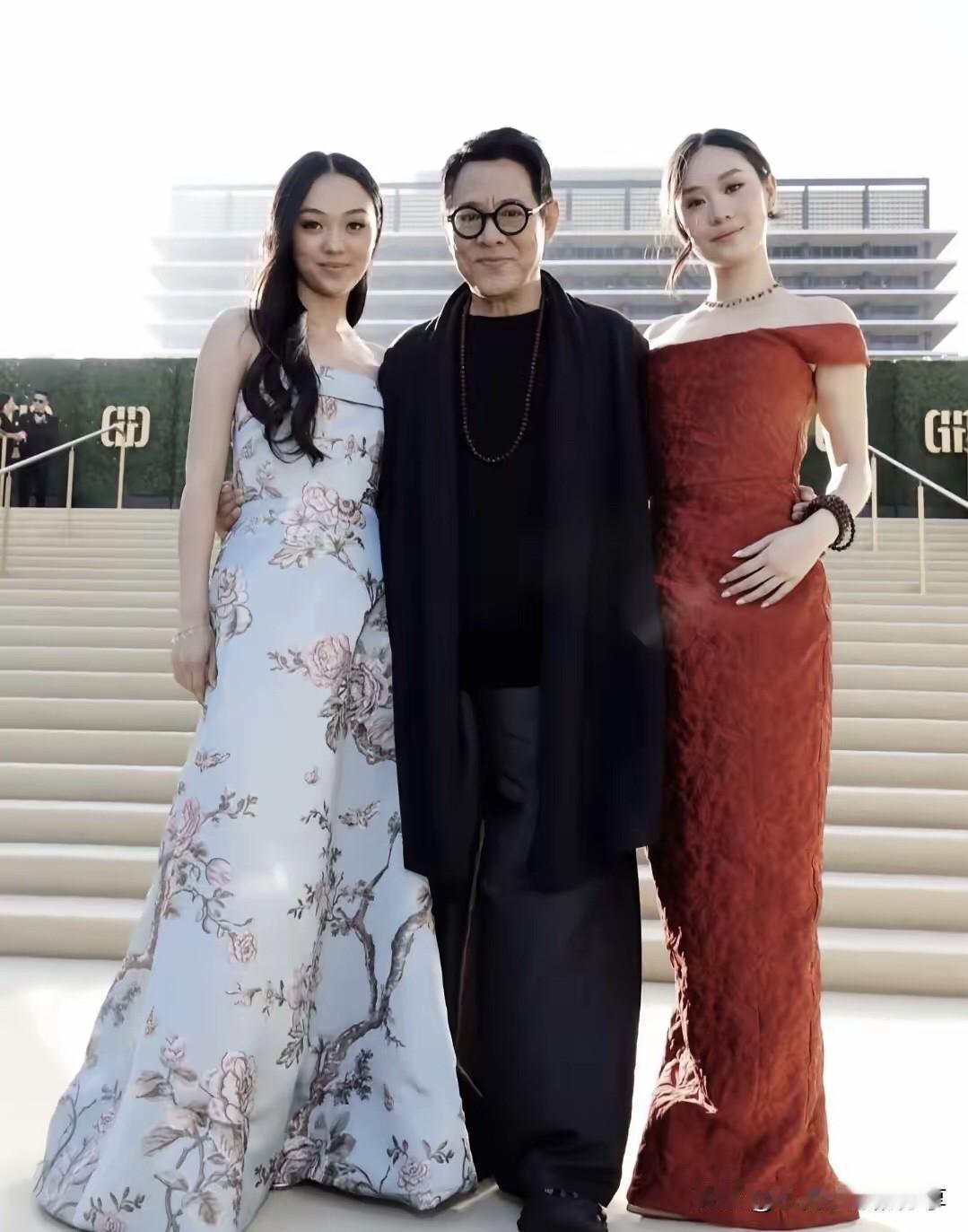妈妈长得那么漂亮，孩子们却没有一点妈妈的影子，太可惜了，倒是跟爸爸李连杰长得像，