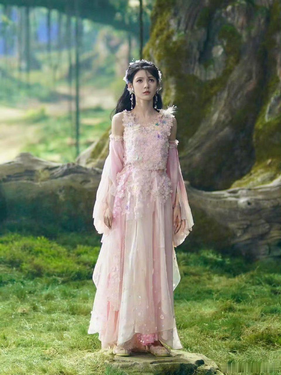 张予曦返场cos小舞张予曦返场cos小舞！别人是抠书我们予曦是抠动漫啊，这根本是