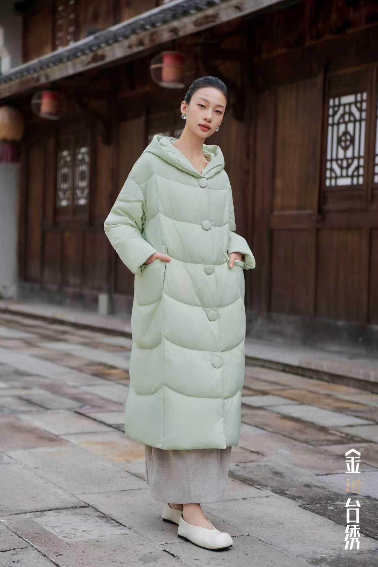 羽绒拢暖宽松廓形，邂逅松弛抒写自在气韵，焕发冬日暖意羽绒服