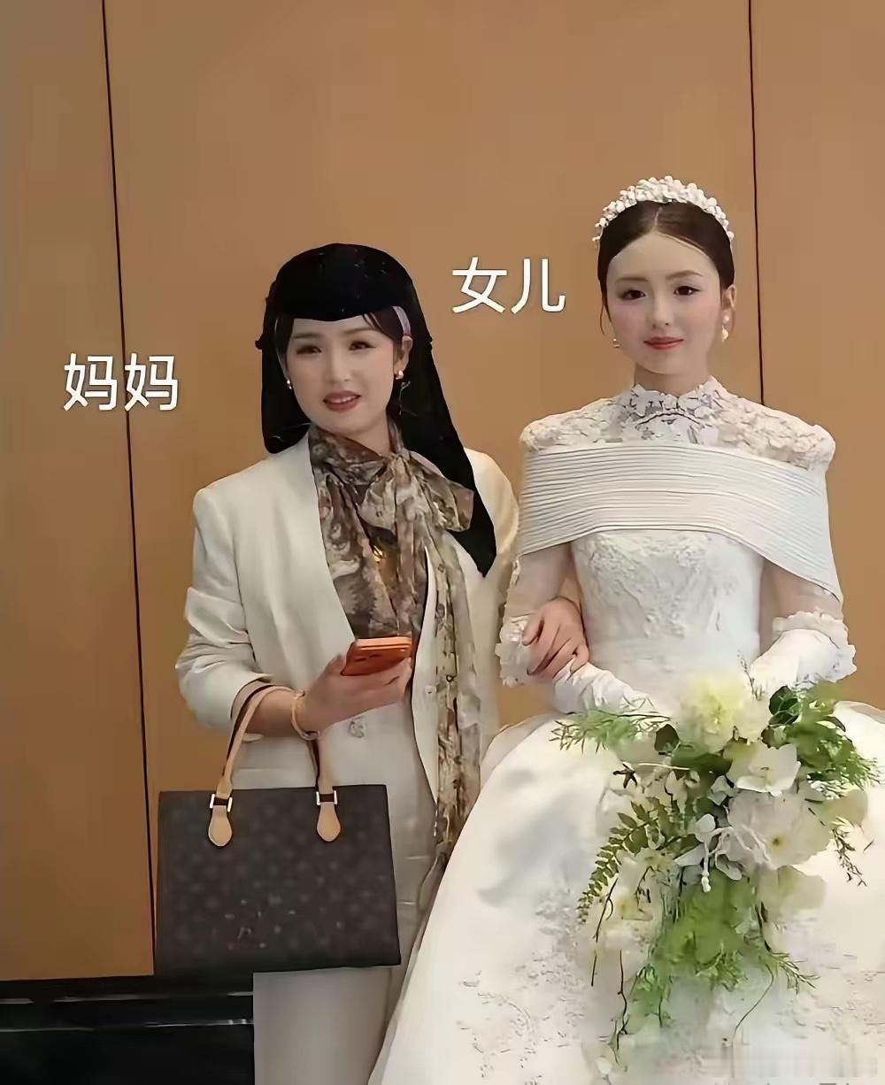 丈母娘比老婆都好看，这小伙子有福了。
