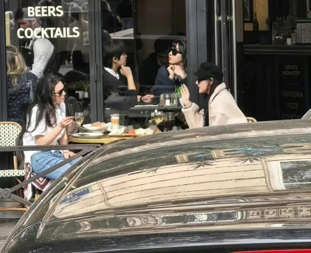 张馨予晒巴黎美照，与迪丽热巴在街头聚餐！暗戳戳的秀友情……​​​