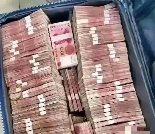 总说洗钱？到底什么是洗钱？给你举个最易懂的例子：你买彩票中了800万，国家扣20