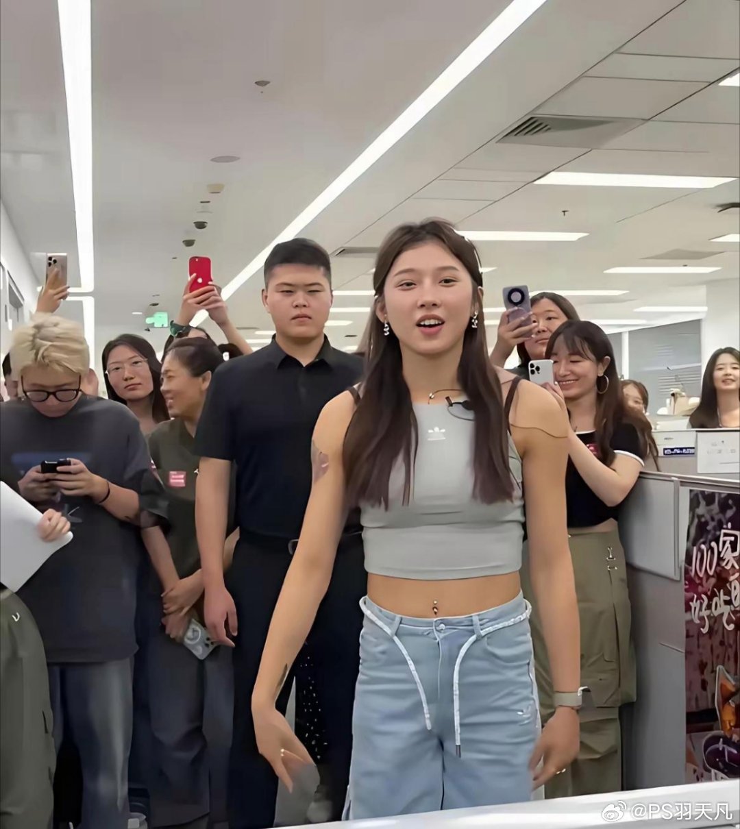 没想到吴艳妮现实中体格这么壮？，比很多男的都壮，运动员就是不一样。镜头拉近才看清职业选手和普通人的区
