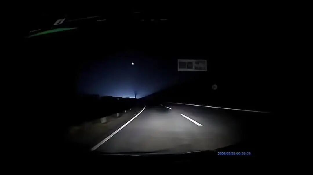 男子高速上语音呼叫“关闭阅读灯”，语音助手却误将大灯熄灭致车辆撞上护栏...
