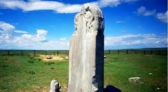 1990年，俄罗斯专家在库页岛发现了一块石碑。但石碑上竟刻着中国字，于是便邀请中