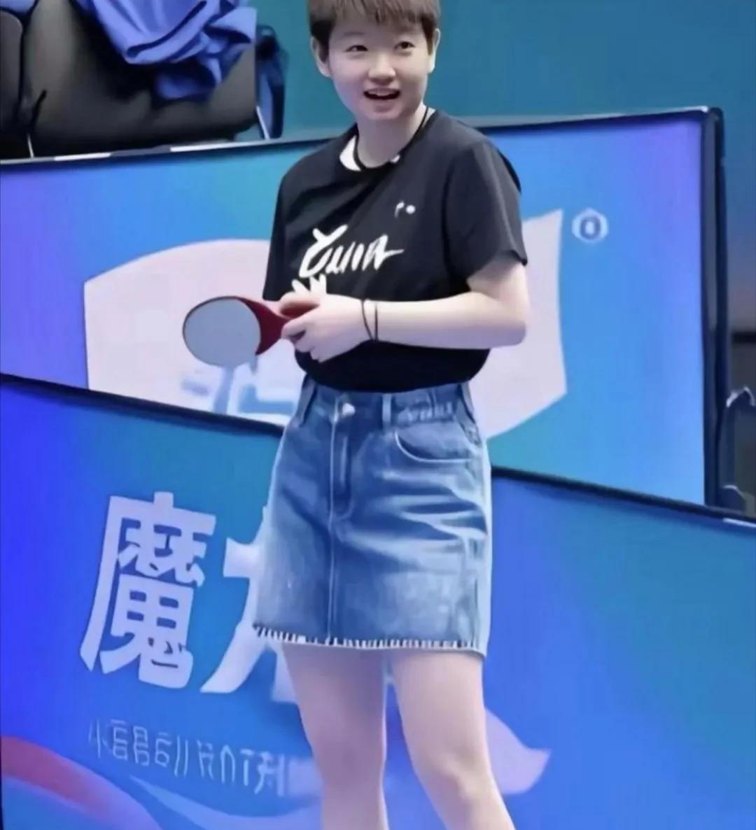 现在的网友是超有才，想让莎莎怎么美就怎么美！这不牛仔裙、白皙娇嫩的小白腿都给整