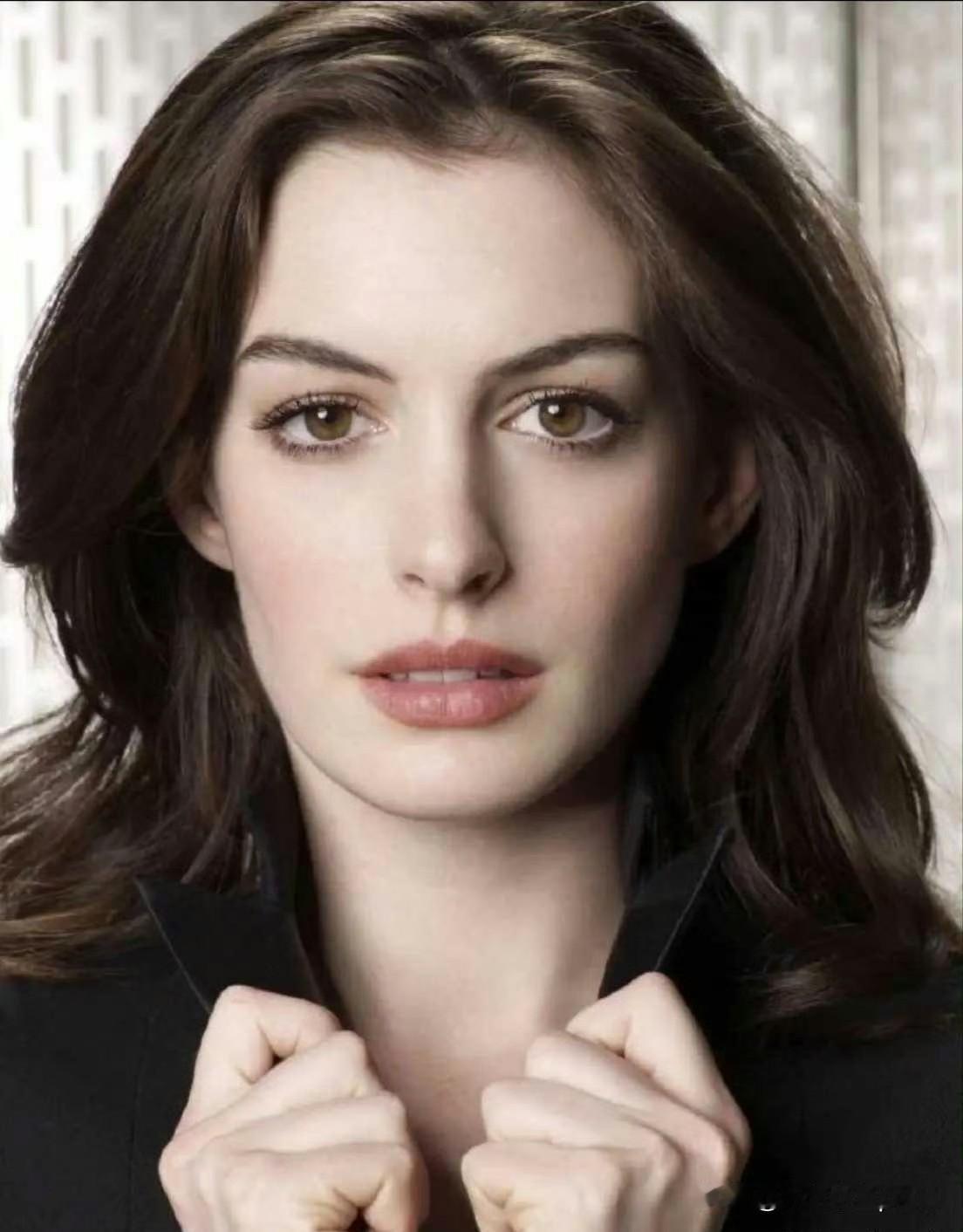 2008年的安妮·海瑟薇真是美的很呐！那张脸小得跟巴掌似的，但五官偏偏又大又精