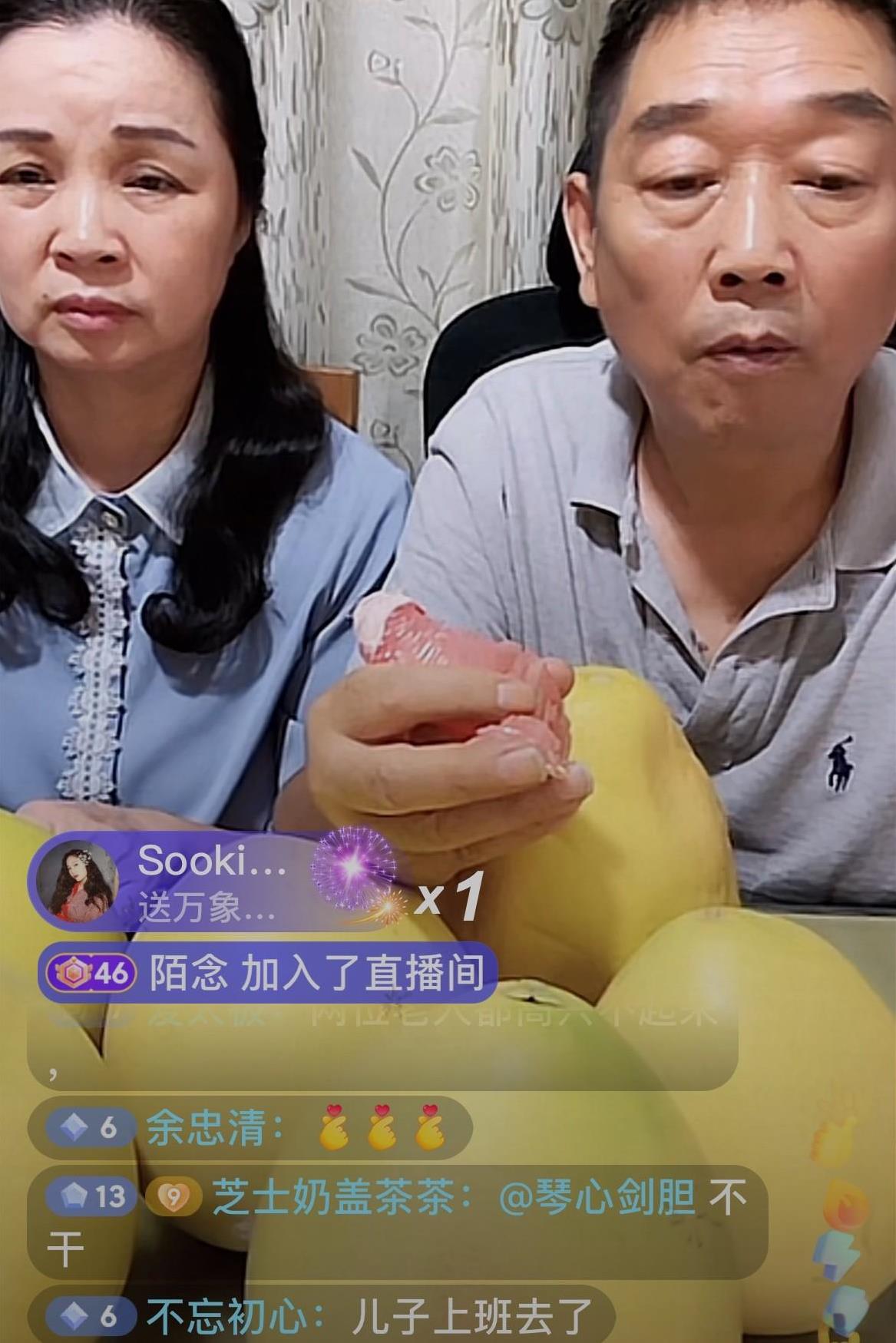 10月3日晚上，章莹颖爸妈出现在直播间，今天的两人心情看起来还可以，莹颖妈妈脸上