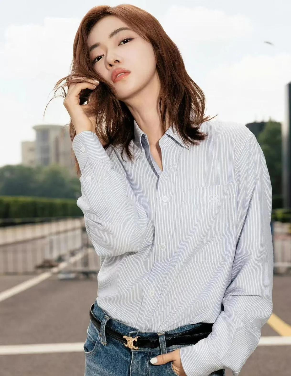 吴谨言当妈后气质真的绝了！✨浅蓝条纹衬衫+微喇牛仔裤，简约又干练，再配上黑
