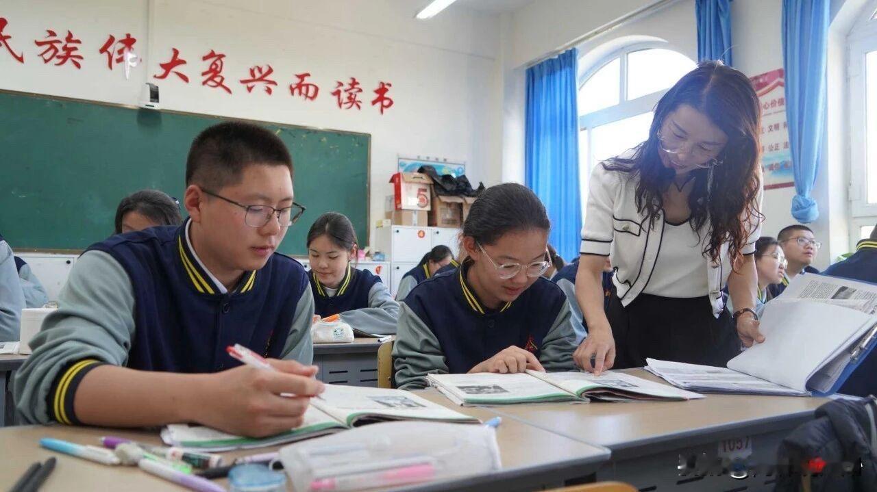现在的教育，有个荒诞的“默契”。你可以教不会，但只要你始终保持微笑，礼貌克制，你
