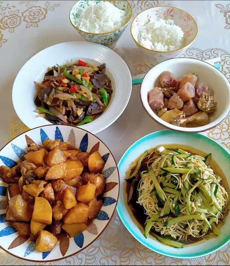 这个假期儿子要掌管伙食大权，我给他定的餐标是50一天，结果我发现他一分钱没花，每