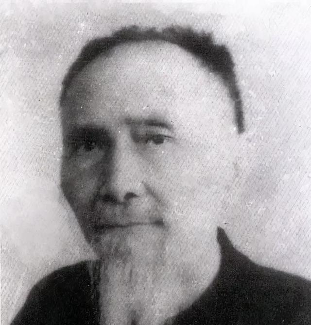 1935年，日本军官土肥原见大侠杜心五誓死不从，决定公开杀掉。监牢中，看守送来的