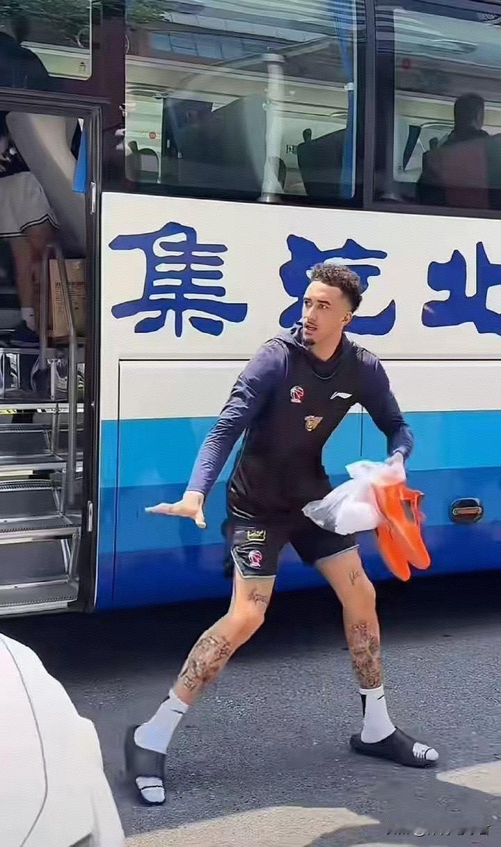 奎因虚惊一场！近期，广东男篮外援奎因在下车后虚惊一场！有现场球迷分享当时的照片