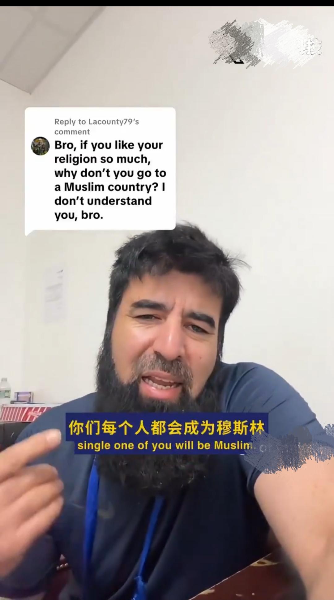 一个很奇葩的回答！！！一个居住在美国的穆斯林男子被问：你这么喜欢自己的宗教，