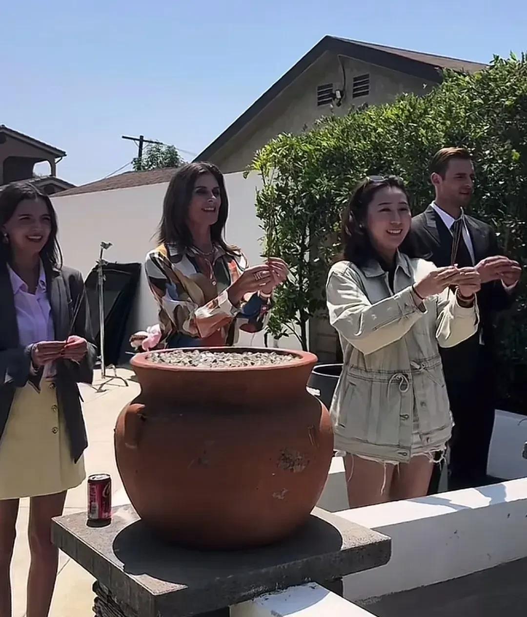 这个美国短剧的开拍仪式，和中国的几乎是一模一样的，听说中国的短剧终于杀出中国走向