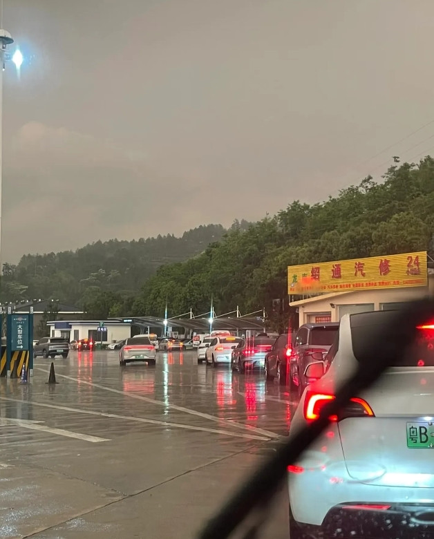 万万没想到，五一节假日，开新能源汽车的车主天塌了！我记得开车路过一个服务区的时