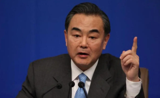 王毅登机离国，断的就是特朗普后路，全球收到信号，美国有罪受了…… 麻烦看官老