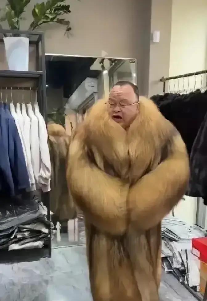 山东王大哥进店随手试件灰毛衣，老板瞄一眼就说“这颜色把你衬得精神”，他对着镜子咧