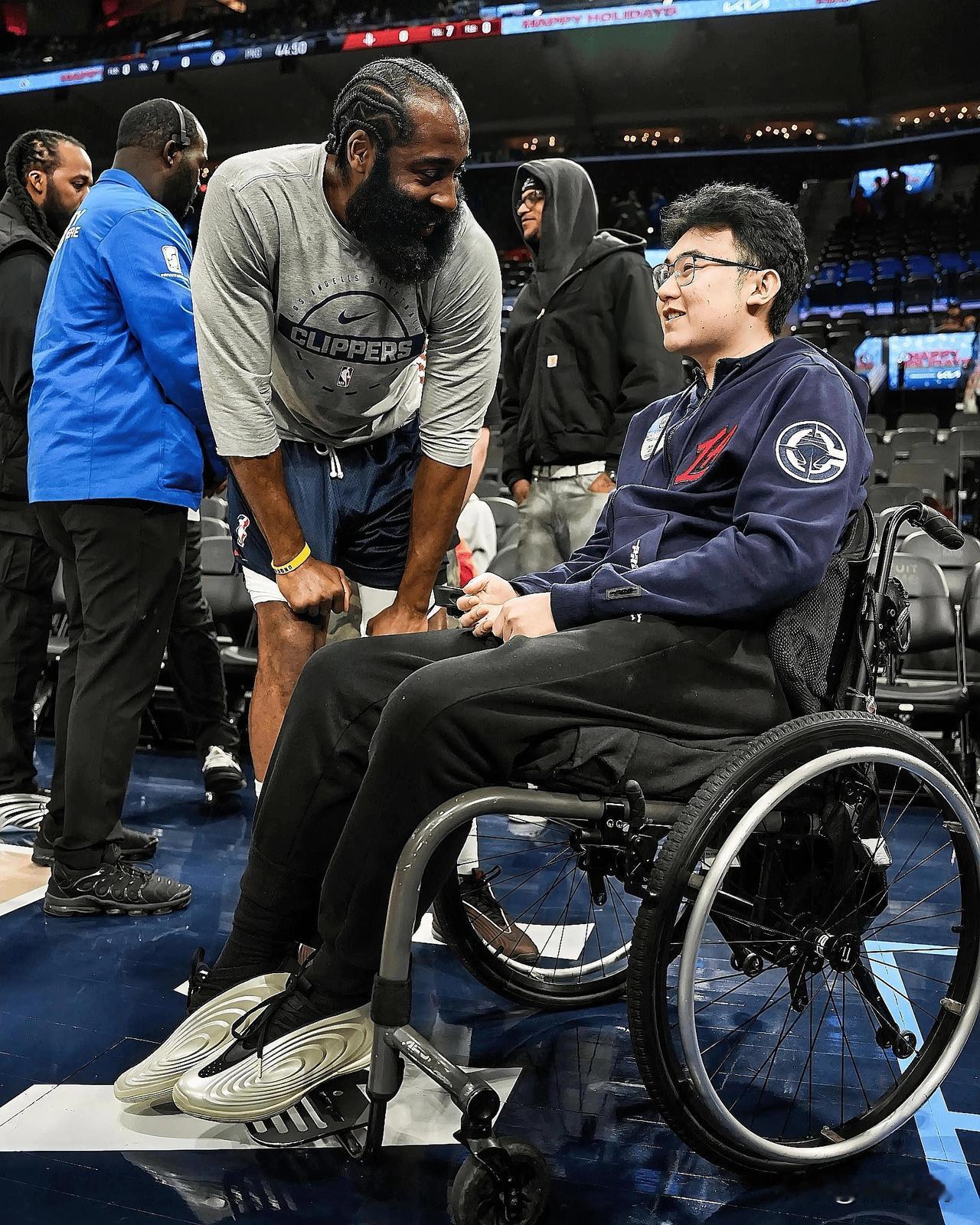 哈登真暖心啊，这才是优质偶像！北京时间12月24日，快船以128-108大胜