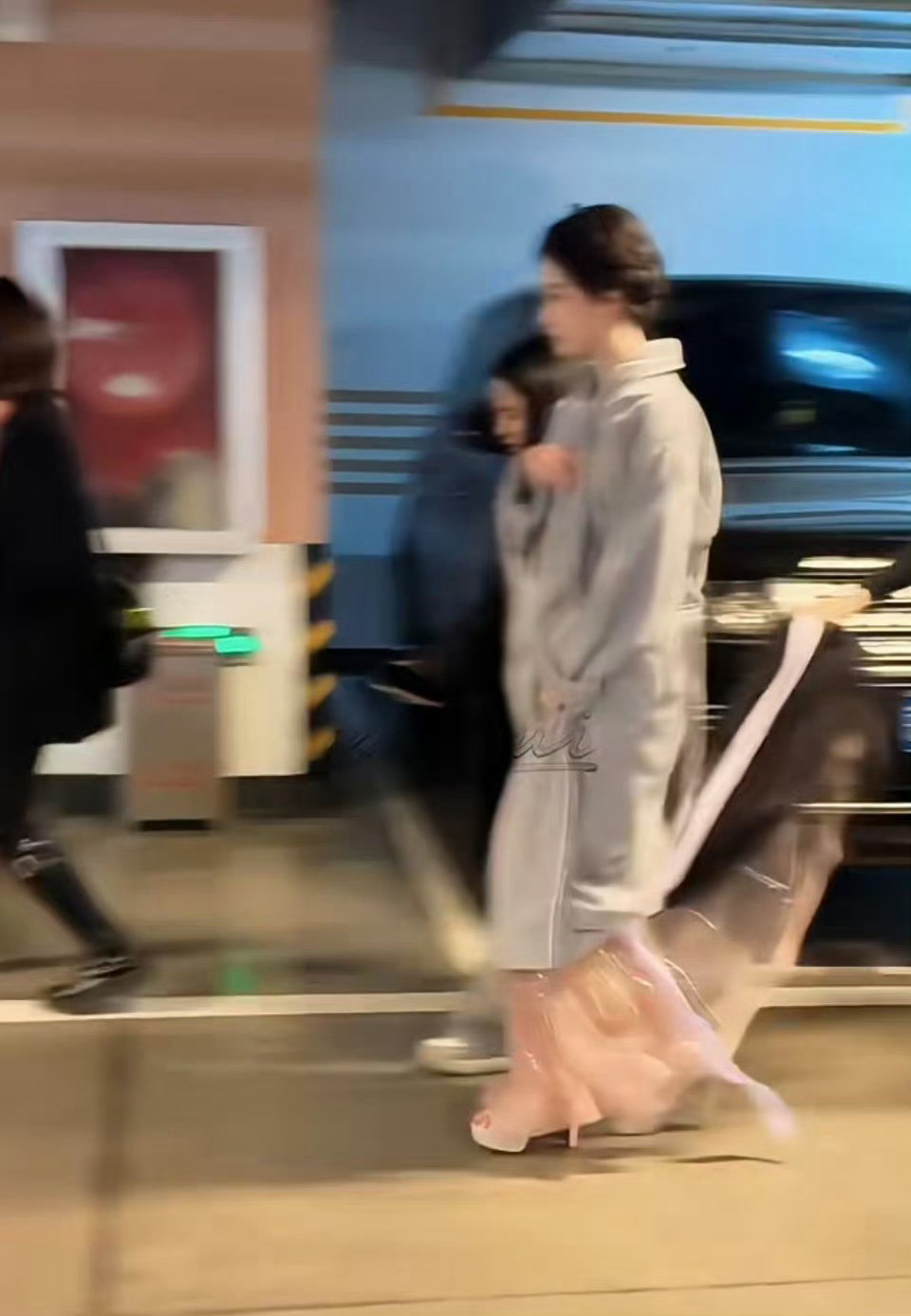 陈都灵我见犹怜真的被陈都灵狠狠戳中心巴！清冷破碎感直接拉满✨眉眼间糅合着疏离与