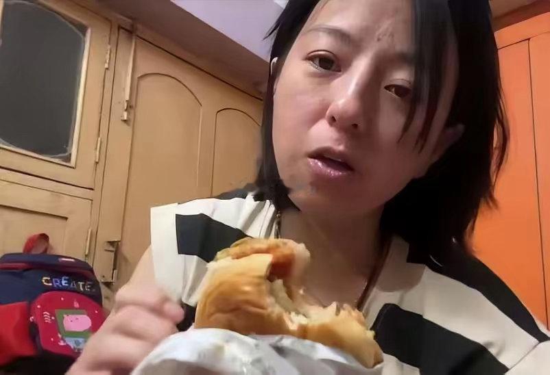 网红丹丹回到印度和老公团聚，据说吃不惯印度美食，只能去买披萨当晚餐。看她老公家的