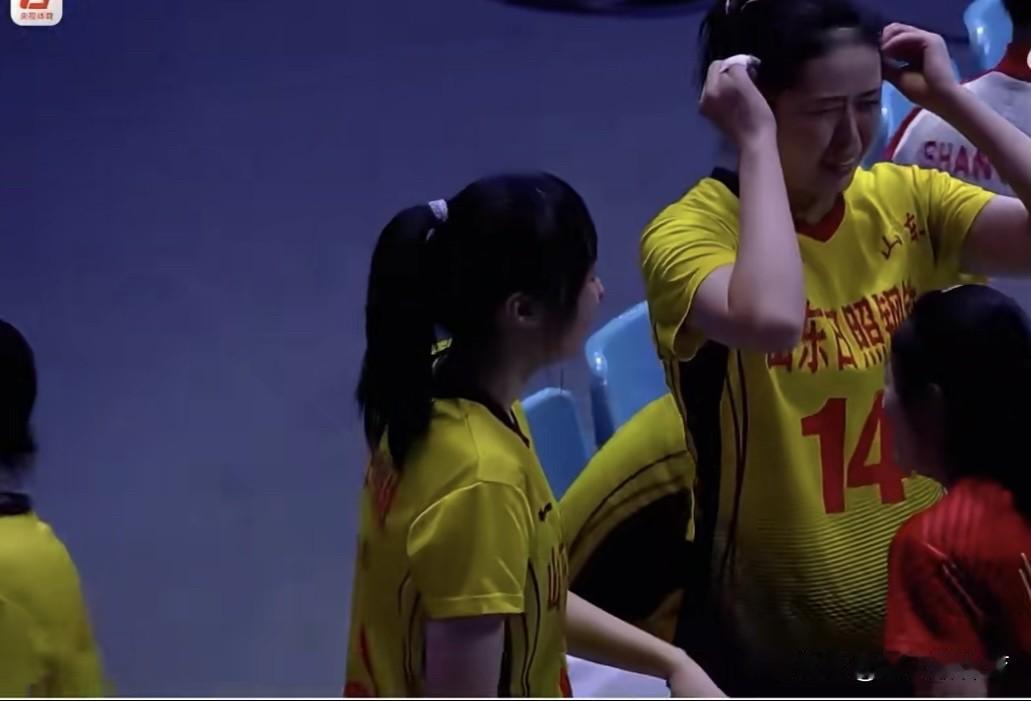 山东女排赛后哭成了泪人[哭哭][哭哭]本届全运会以黑马身份，一路过关斩将，历史首