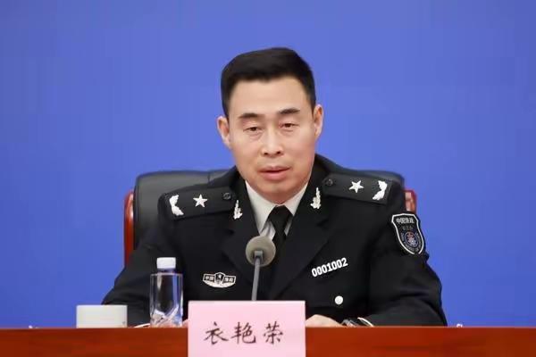 这是什么军种的少将，肩章一眼就能看出是少将军衔，臂章看不清楚。胸徽也看不清，没有