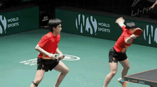 莎头这一绝妙配合堪称混双配合经典！头哥一个大跨步腾空跃起，犹如鲲鹏展翅，动作舒