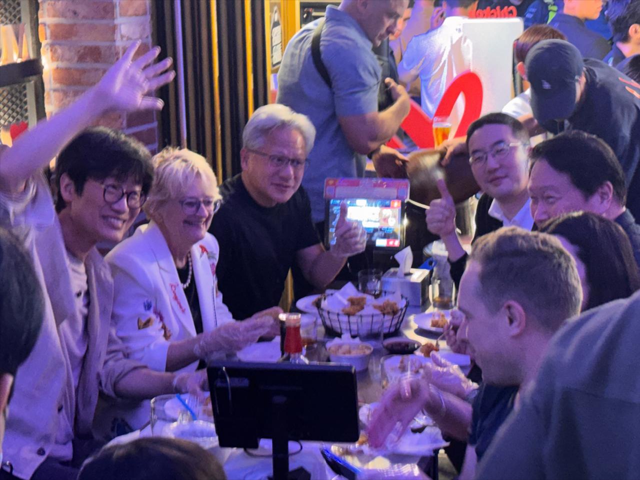 6月5日，英伟达创始人黄仁勋与SK集团会长崔泰源、LG集团会长具光谟、NAVER