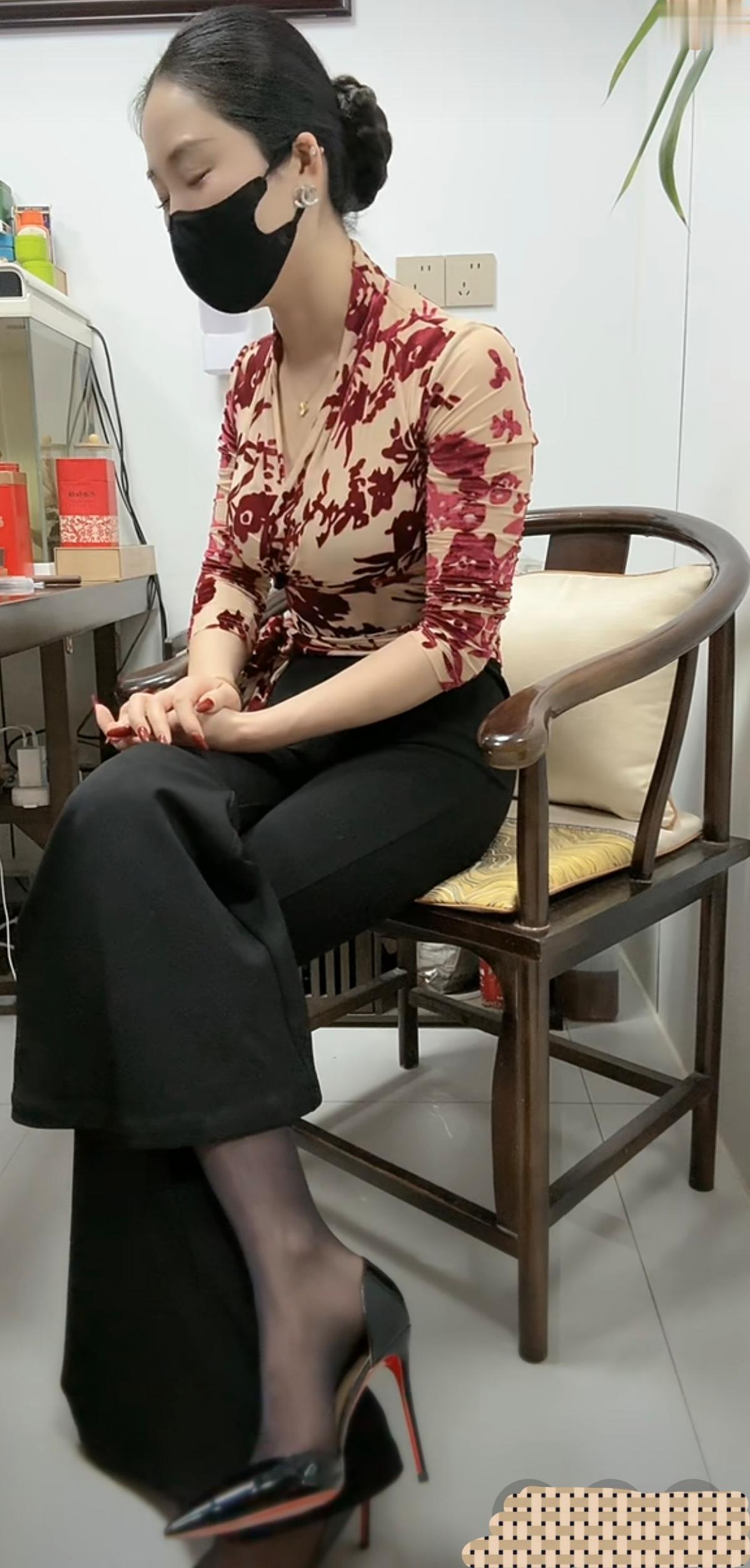 优雅黑丝穿搭，时尚高跟鞋，自信满满的一天！御姐高跟鞋大长腿黑丝高跟鞋穿搭