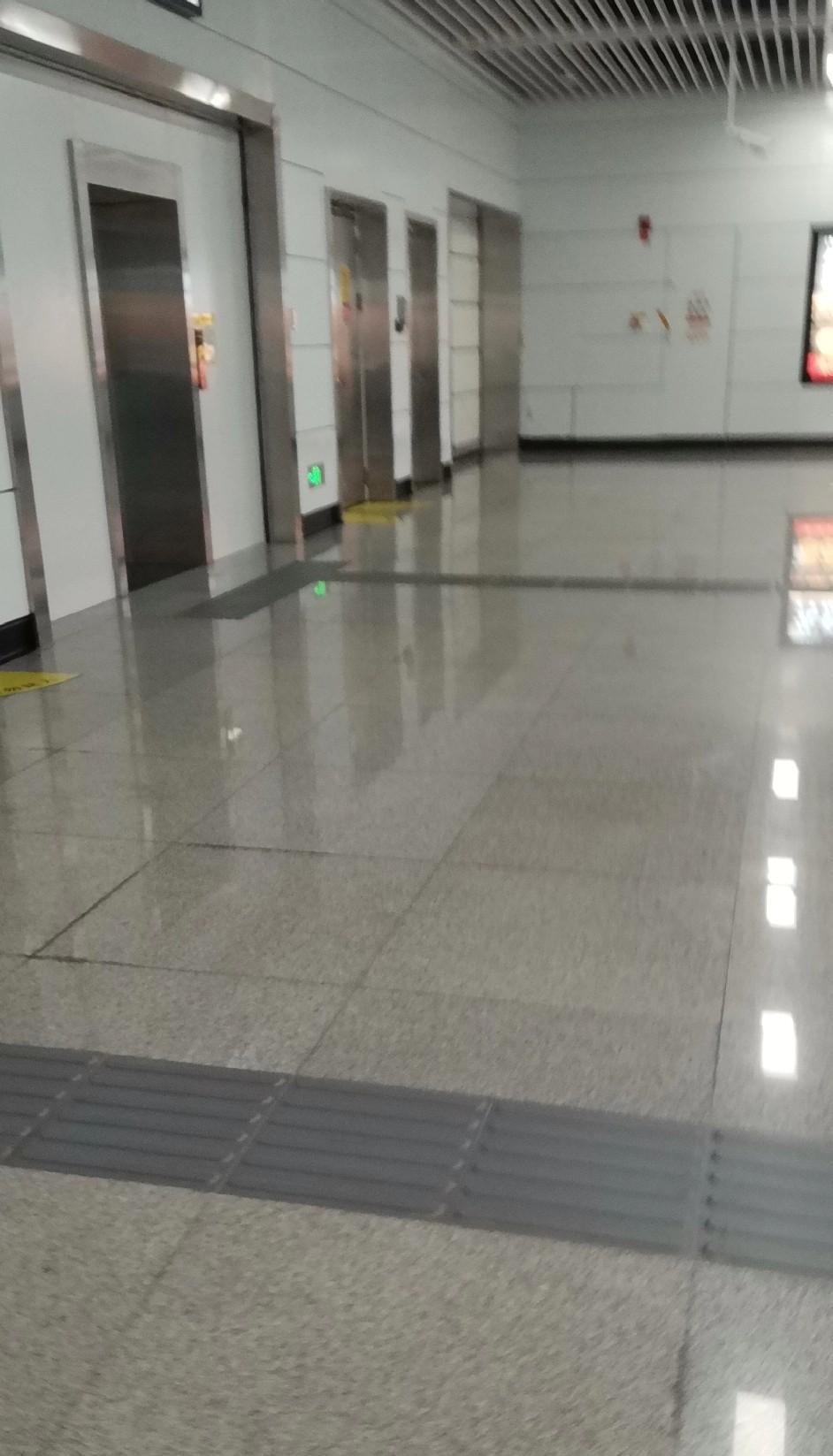 医院是最能体现人性的地方今天去医院探望住院的亲戚。隔壁床是一个70多岁的阿婆，