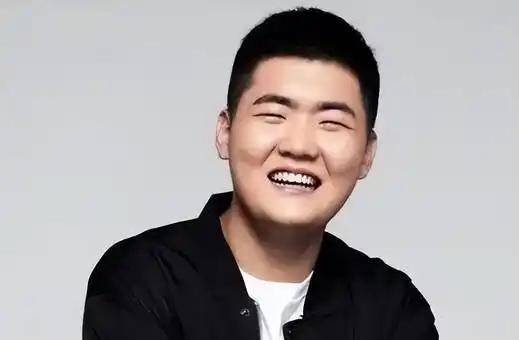 儿子婚礼主桌上坐着两个爸爸：生父和继父并肩举杯。闫学晶的前夫林越与现任丈夫马明