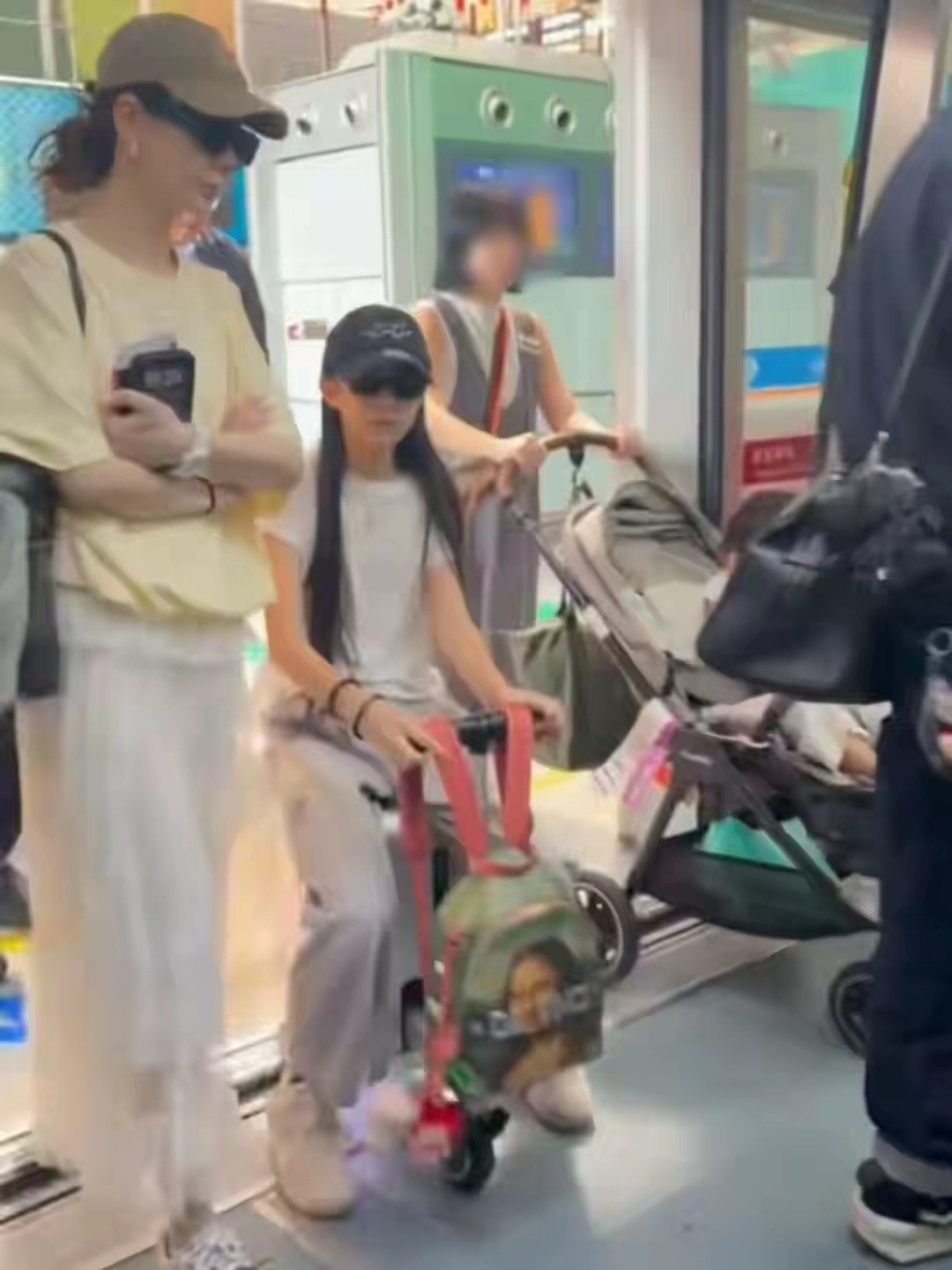 网友偶遇李承铉戚薇一家三口出行，11岁lucky完全就是迷你版戚薇