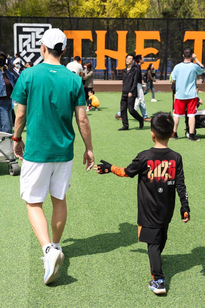 马龙出行带娃参加斯巴达五一假期，再次陪伴儿子参加斯巴达。