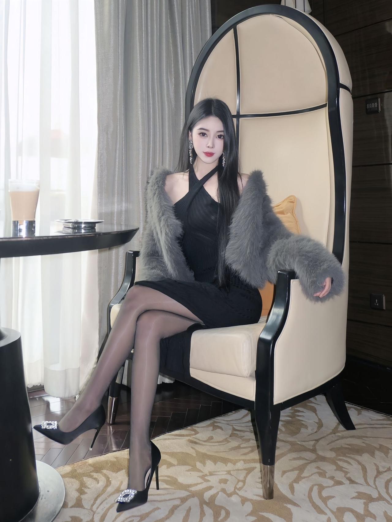 御姐风穿搭天花板！皮草配黑裙尽显高级感御姐风穿搭想要穿出气场与质感，这组搭配