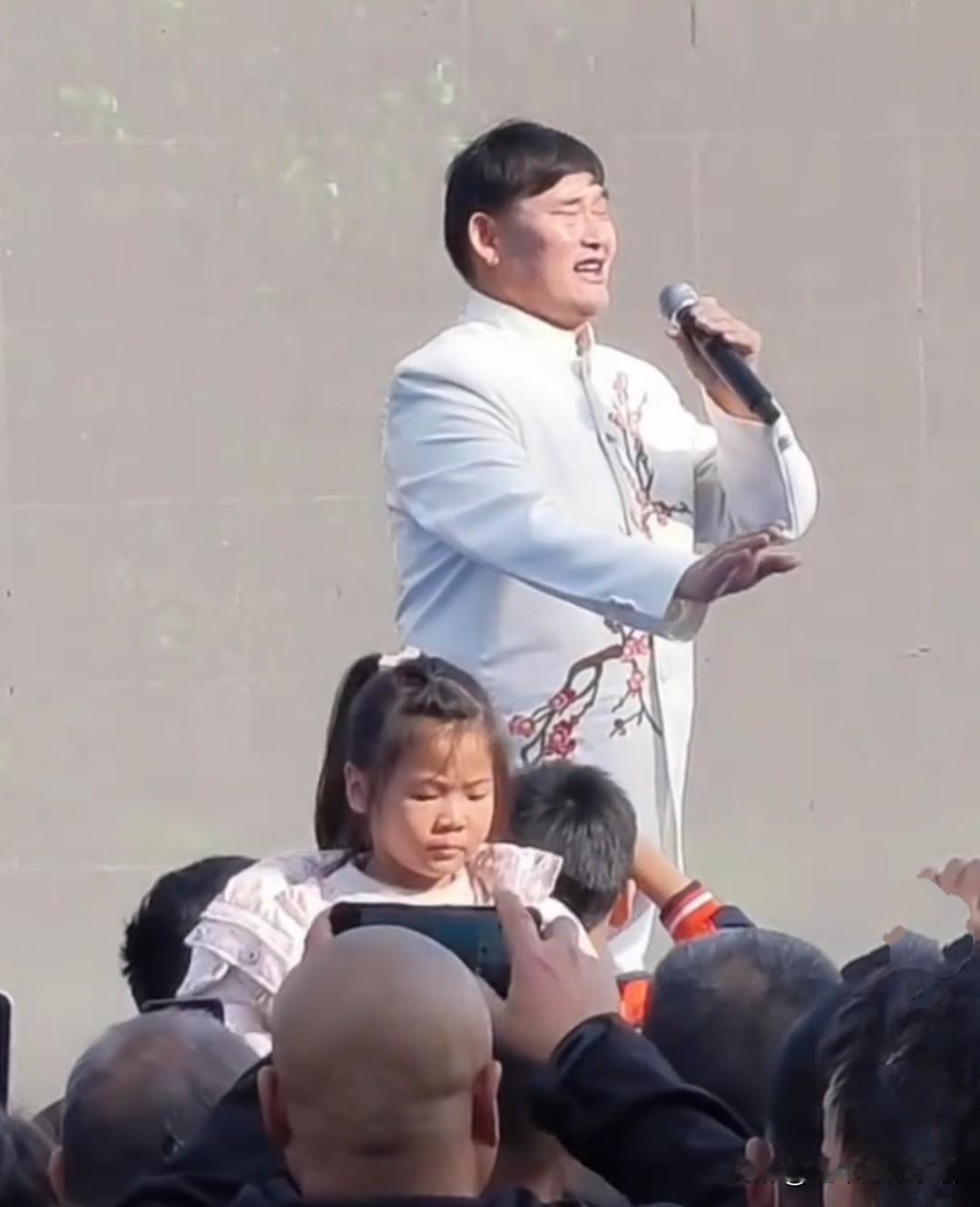 大衣哥朱之文在河南项城演出，12月1日上午，大衣哥朱之文受邀来到河南项城，他特意